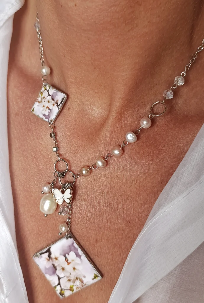 collana fiorita toni bianchi